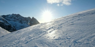 挪威Ryten山，雪山上的日落