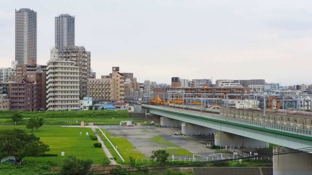 多摩河小镇景观，东急铁路列车和武藏小木塔