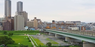 多摩河小镇景观，东急铁路列车和武藏小木塔