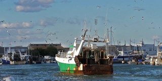 拖网渔船进入格劳杜莱港。这个渔港位于法国东南部的卡马尔格的维杜尔河上，慢镜头