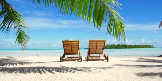 法属波利尼西亚热带海滩上的两个日光浴床