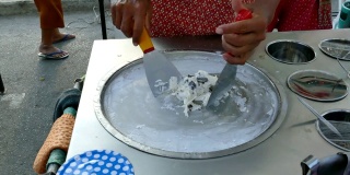 亚洲厨师在煎锅上制作冰淇淋