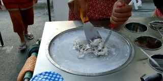亚洲厨师在煎锅上制作冰淇淋