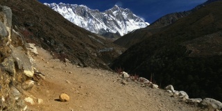 尼泊尔。徒步攀登珠峰大本营。背景是雪山珠穆朗玛峰。4 k
