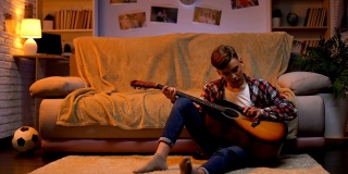 青少年学习弹吉他梦想音乐家的职业爱好，生活方式