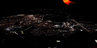 4K镜头的飞行窗格通过夜晚的灯光城市场景伦敦