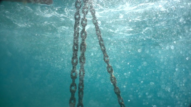 水下绳索，浮标和链系在绿松石海床的底部。系泊系统。泡泡，微粒，浮游生物，动物和植物。版本6