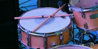 摄影:舞台上的乐器、爵士鼓。