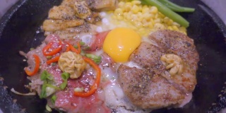日本料理在热锅里炒饭与生肉肉