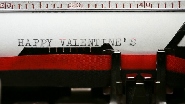 用一台旧打字机打出简短的“情人节快乐”