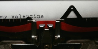 用一台旧打字机写着简短的词句:“你愿做我的情人吗?