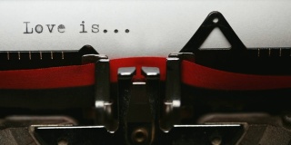 用一台旧打字机写短语“爱是”