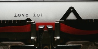 用一台旧打字机写短语“爱是”