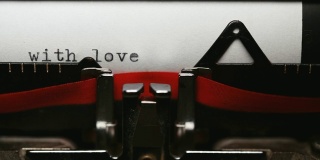用老式打字机打“爱”字