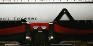 爱你永远-短短语打字与一个老式打字机