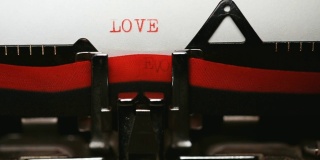 用一台旧打字机打《爱》