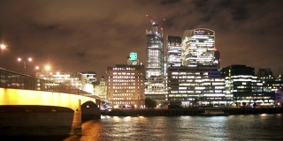 泰晤士河和伦敦城的夜晚