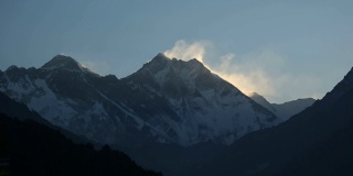 晨光中的埃佛勒斯峰