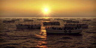 夕阳下船上的难民