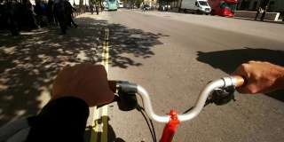 骑自行车穿过伦敦白厅