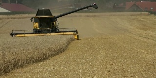 联合收割机适用于小麦收获、冬小麦田、小麦田、玉米田等农业生产