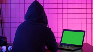 黑客通过数据窃取个人信息，以诈骗赎金。绿屏模拟显示视频素材模板下载
