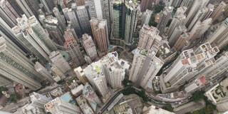 香港中环无人机鸟瞰图。现代化的摩天大楼和大都市的高楼大厦，城市交通系统。无人机是向前飞行和倾斜相机到90度。