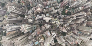 无人机俯瞰香港城市景观。从无人机拍摄的香港城市90度鸟瞰图。摄像机从下往上移动。