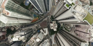 无人机俯瞰香港城市景观。从无人机拍摄的香港城市90度鸟瞰图。摄像机从下到上的旋转。