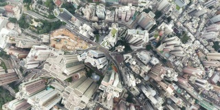 无人机俯瞰香港城市景观。从无人机拍摄的香港城市90度鸟瞰图。摄像机从上到下的旋转。