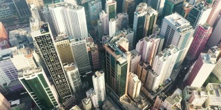 香港中环无人机鸟瞰图。现代化的摩天大楼和大都市的高楼大厦，城市交通系统。摄像机从上到下移动。
