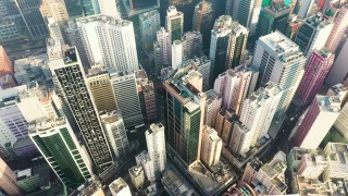 香港中环无人机鸟瞰图。现代化的摩天大楼和大都市的高楼大厦，城市交通系统。摄像机从上到下移动。视频素材模板下载