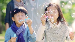 亚洲孩子在户外吹泡泡视频素材模板下载