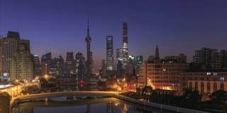 上海天际线和城市景观在日出时的4K时间间隔(从夜晚到白天)