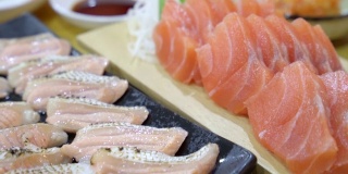 日本食物生鱼片在桌子上