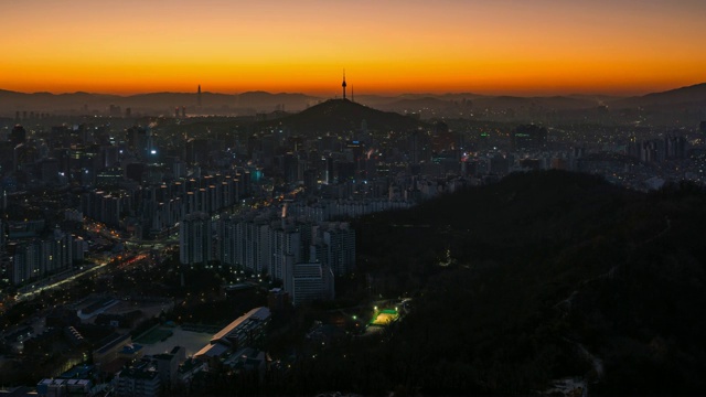 从夜晚到白天，日出的首尔市区天际线