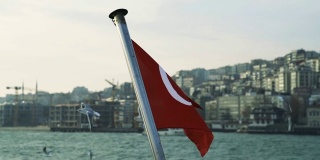 伊斯坦布尔船上的土耳其国旗