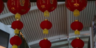 春节红纸灯笼装饰在购物中心。