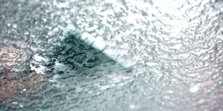 刮汽车挡风玻璃上的冰