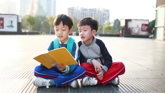 小男孩步行去学校