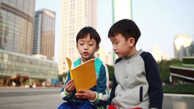 小男孩步行去学校