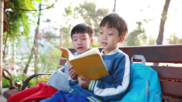 小男孩步行去学校