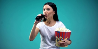 沉迷于电影女人喝汽水吃爆米花的情节，看电影
