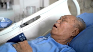 侧视图灰白头发的老年男性病人正在医院睡觉视频素材模板下载