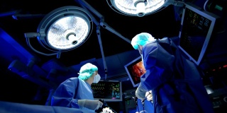 一队白人外科医生正在做腹腔镜手术