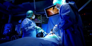 多民族外科团队准备进行腹腔镜手术
