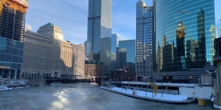 冬天的早晨，气温骤降，芝加哥河的水汽蒸发