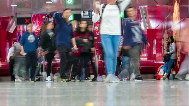 4K时光流逝:香港购物中心电梯上的人群。(苹果prores 422(hq)) -