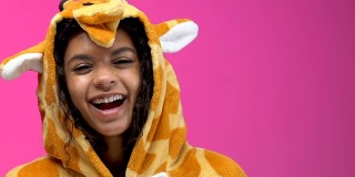 非裔美国女孩穿着长颈鹿睡衣吃爆米花和看喜剧表演