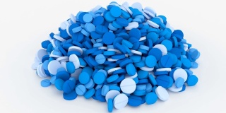许多蓝色药丸形成了一大堆药物